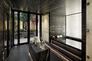 Couples treatment rooms, sauna, hot tub, steam room, body treatments - MAISON VILLEROY (Paris)