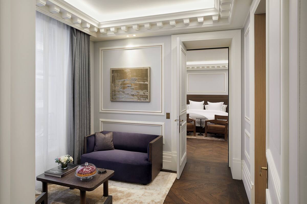 Deluxe Suite, 1 King Bed | In-room safe, desk, soundproofing, free WiFi