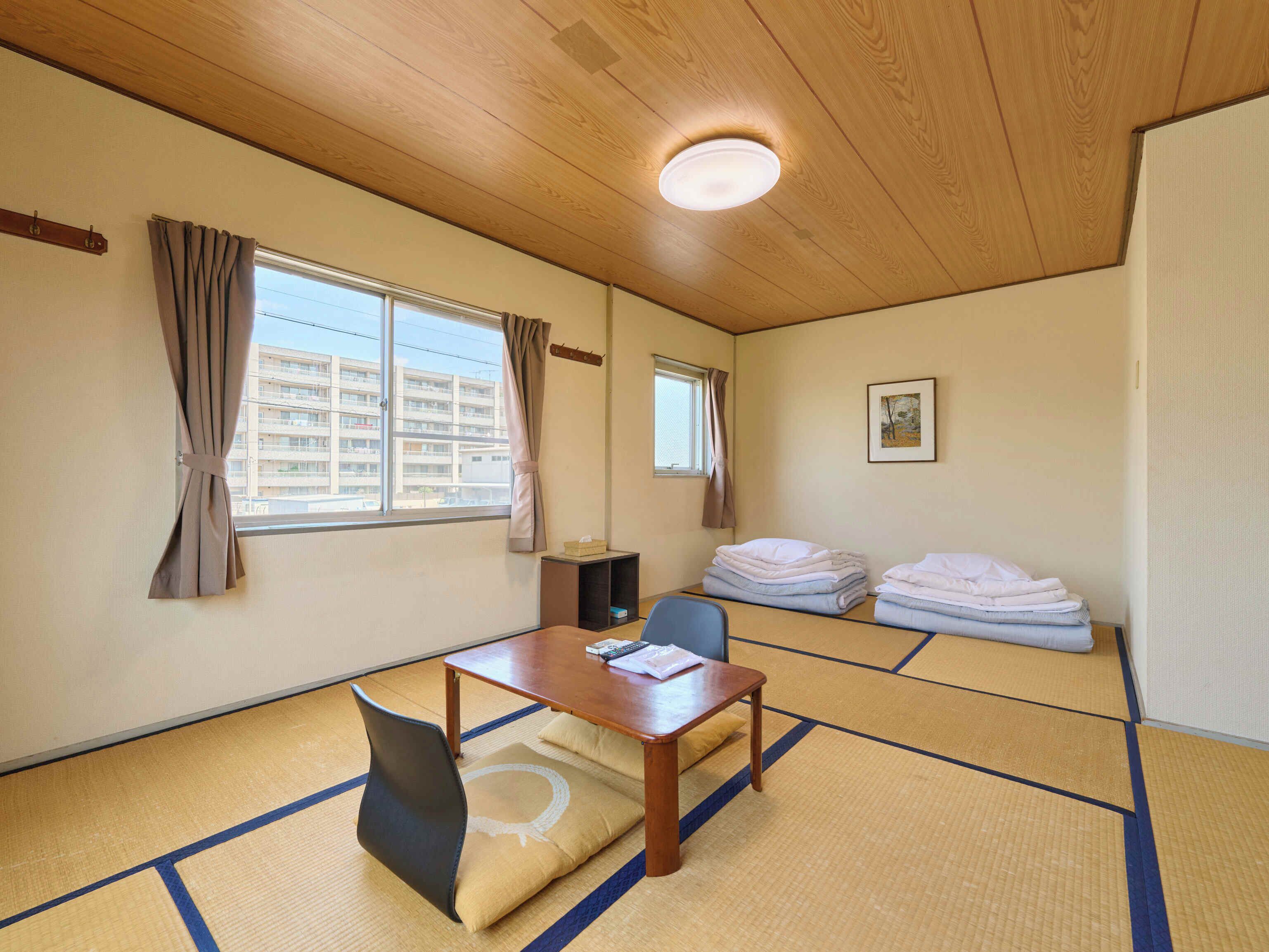 日式双床房, 吸烟房, 公共浴室 (for 1 pax) | 羽绒被、免费 WiFi、床单