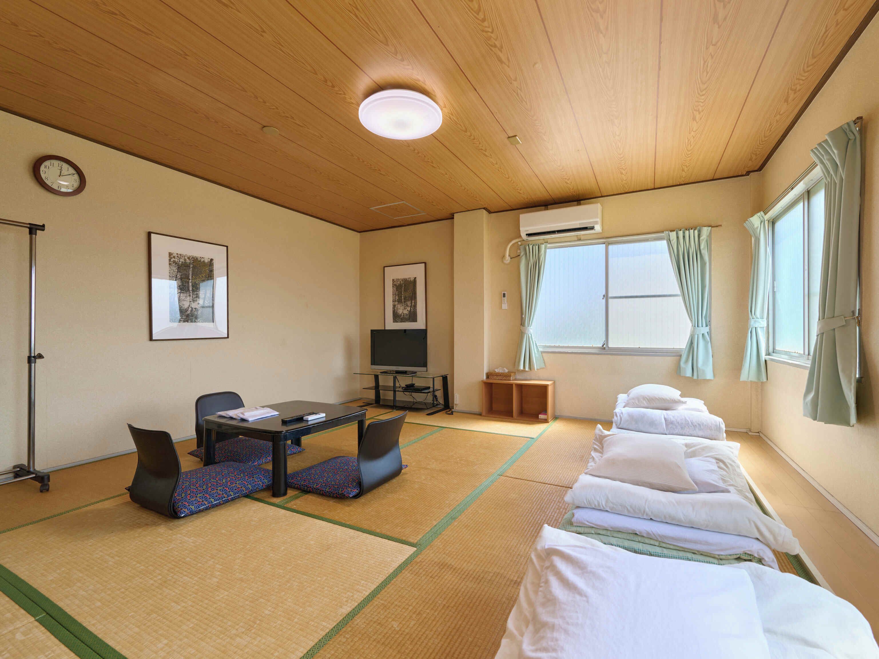 日式三人房, 吸烟房, 公共浴室 (for 3 pax) | 羽绒被、免费 WiFi、床单