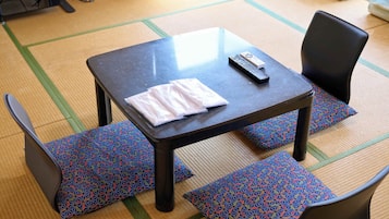Habitación triple de estilo japonés, para fumadores, baño compartido (for 3 pax) | Edredón, wifi gratis y ropa de cama