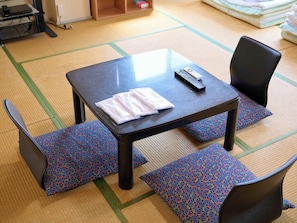 Chambre triple de style japonais, fumeurs, salle de bains commune (for 3 pax) | Couette en duvet d'oie, Wi-Fi gratuit, draps fournis