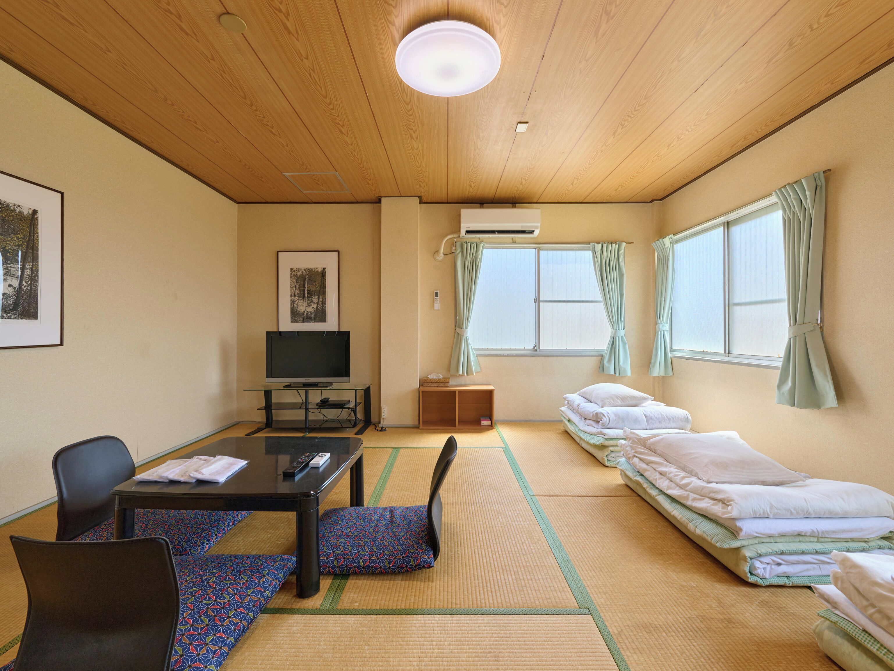 日式三人房, 吸烟房, 公共浴室 (for 3 pax) | 羽绒被、免费 WiFi、床单