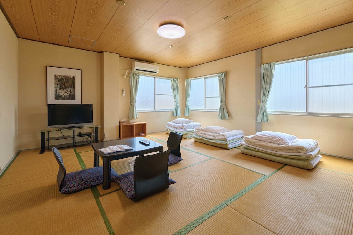 Driepersoonskamer in Japanse stijl, roken, gemeenschappelijke badkamer (for 3 pax) | Donsdekens, gratis wifi, beddengoed
