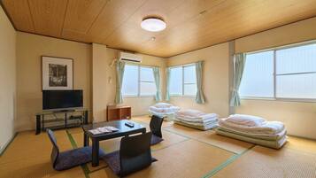 Dreibettzimmer im japanischen Stil, Raucher, Gemeinschaftsbad (for 3 pax) | Daunenbettdecken, kostenloses WLAN, Bettwäsche