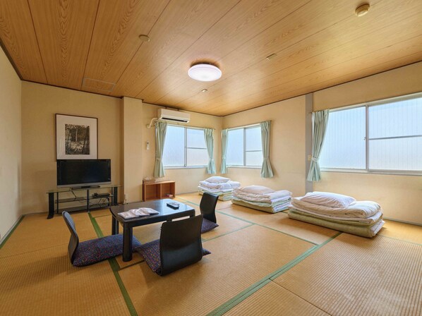 Habitación triple de estilo japonés, fumadores, baño compartido (for 3 pax) | Edredones de plumas, wifi gratis, ropa de cama