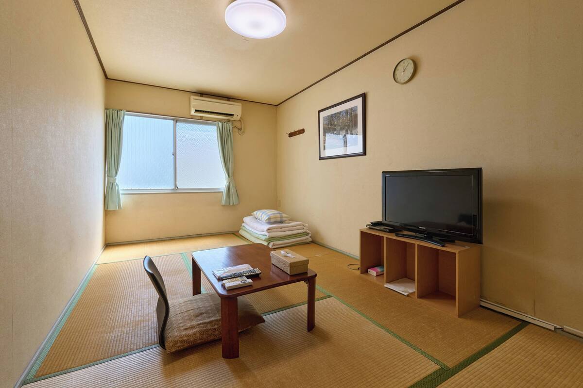 Eenpersoonskamer in Japanse stijl, roken, gemeenschappelijke badkamer (for 1 pax) | Donsdekens, gratis wifi, beddengoed