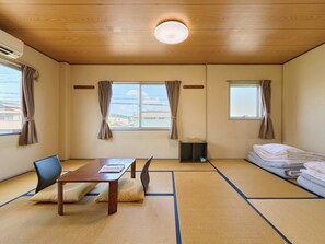 日式双床房, 吸烟房, 公共浴室 (for 1 pax) | 羽绒被、免费 WiFi、床单