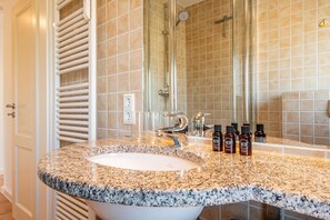 Dusche, Haartrockner, Handtücher, Seife