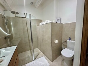 Haartrockner, Handtücher, Seife, Toilettenpapier