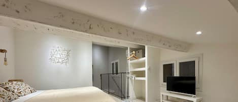 2 bedrooms, iron/ironing board, Internet, bed sheets