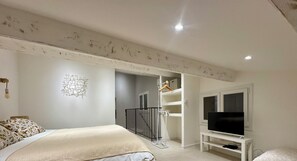 2 bedrooms, iron/ironing board, internet, bed sheets