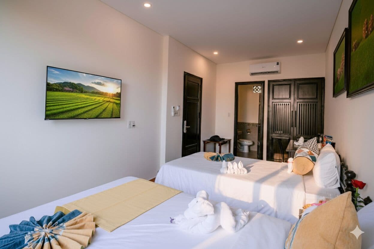 Ein Hotelzimmer mit zwei Betten, einem großen Fenster mit Blick auf ein Feld und einem Gemälde an der Wand.