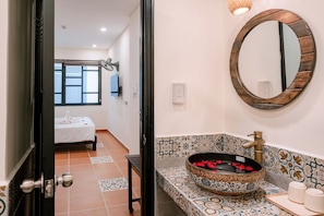 Deluxe tweepersoonskamer, 1 kingsize bed | Badkamer | Een douche, een hydromassagedouche, designer toiletartikelen