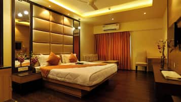 Standard Double Room | Minibar, in-room safe, iron/ironing board, free WiFi