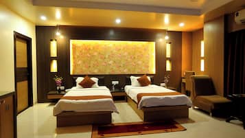 Suite | Minibar, in-room safe, iron/ironing board, free WiFi