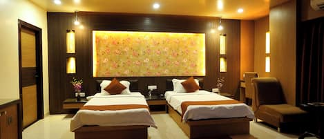 Suite | Minibar, in-room safe, iron/ironing board, free WiFi