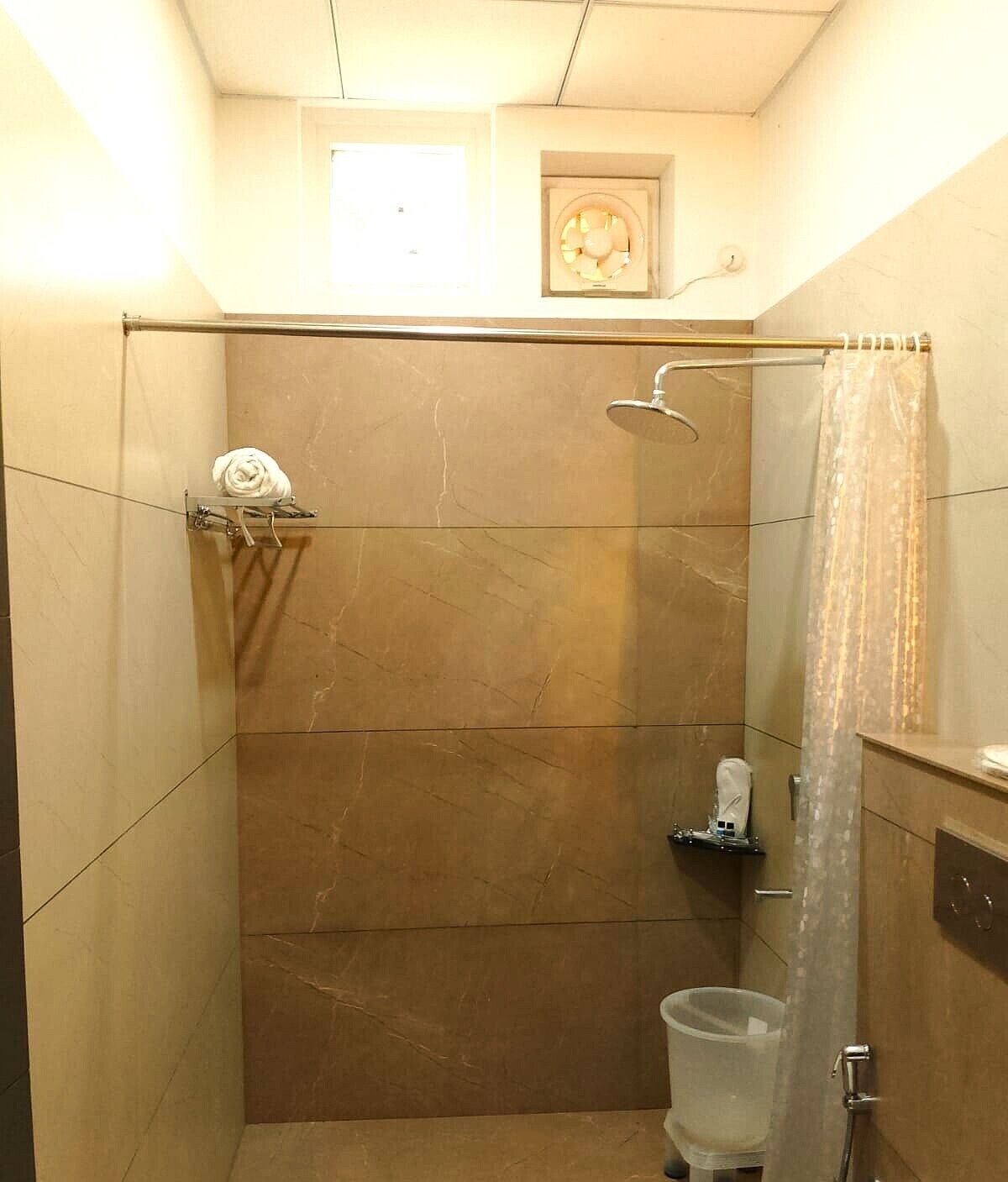 Ducha, artículos de tocador de diseñador, pantuflas, bidet