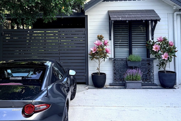 Private designer guesthouse with seperate self checkin and parking space.