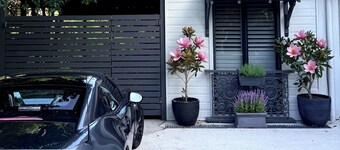 Private guesthouse & stunning outdoor space in newly built designer home.