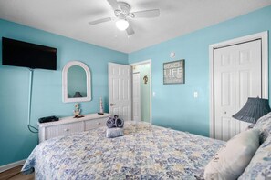 2 bedrooms, free WiFi, bed sheets - Open + Airy home w/Golf Cart, in Ocean Lakes (Myrtle Beach)