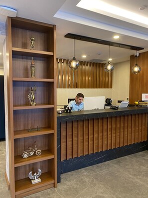 70-inch Smart TV with digital channels - GNC AIRPORT HOTEL (Arnavutkoy)