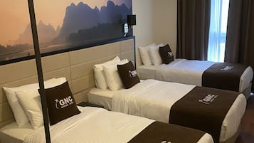 Kamar Triple Deluks, pemandangan kota | Seprai katun Mesir, seprai premium, brankas, dan meja kerja