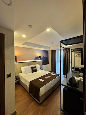 Deluxe Double Room, City View | Egyptian cotton sheets, premium bedding, in-room safe, desk