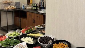 Een buffet met diverse gerechten en toevoegingen.