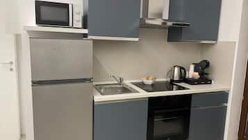 Four à micro-ondes, un four, surface de cuisson, lave-vaisselle