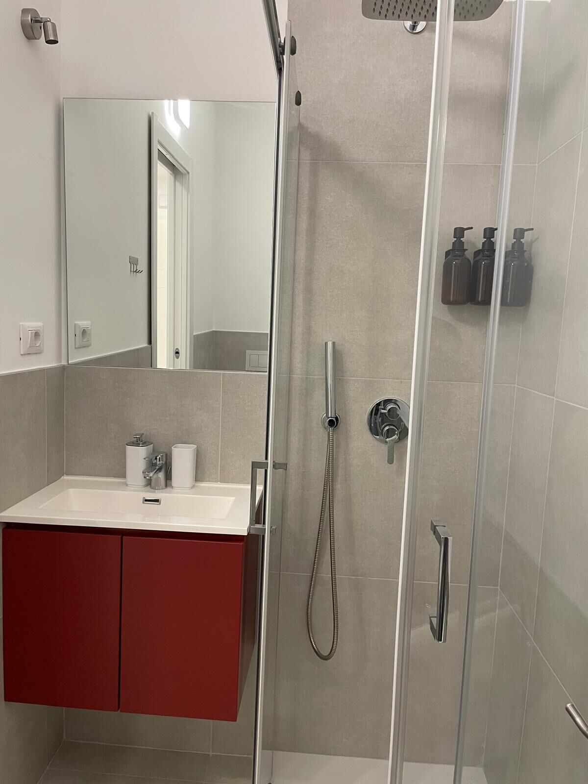 Haartrockner, Bidet, Handtücher, Seife