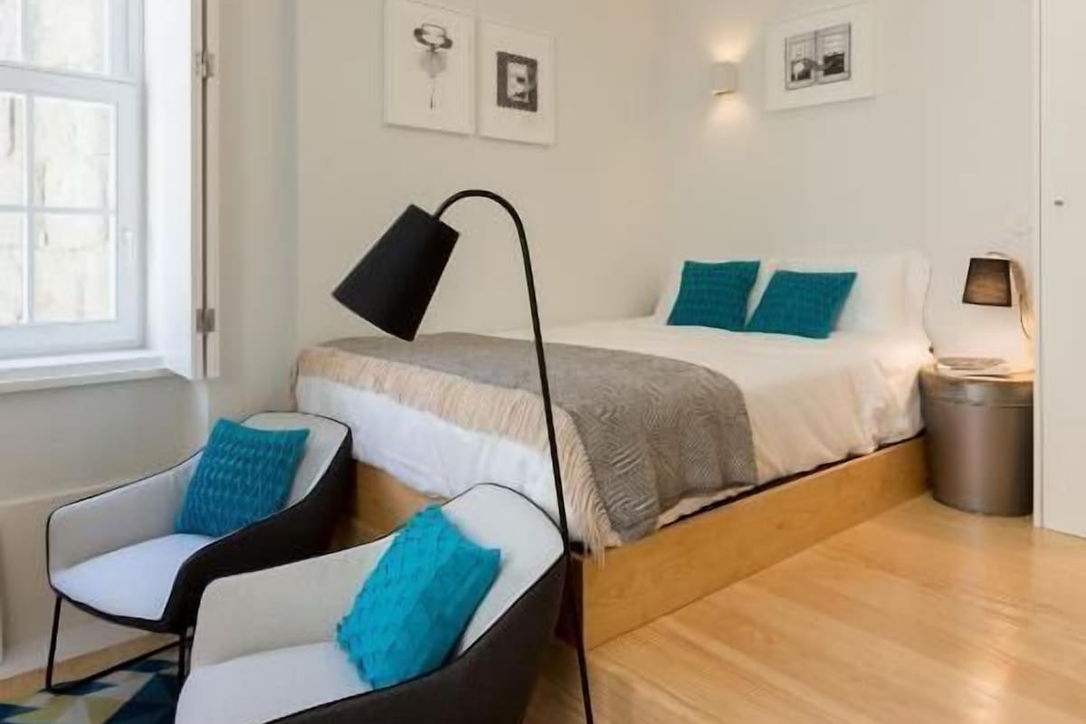Estudio Confort | Cortinas blackout, tabla de planchar con plancha y wifi gratis