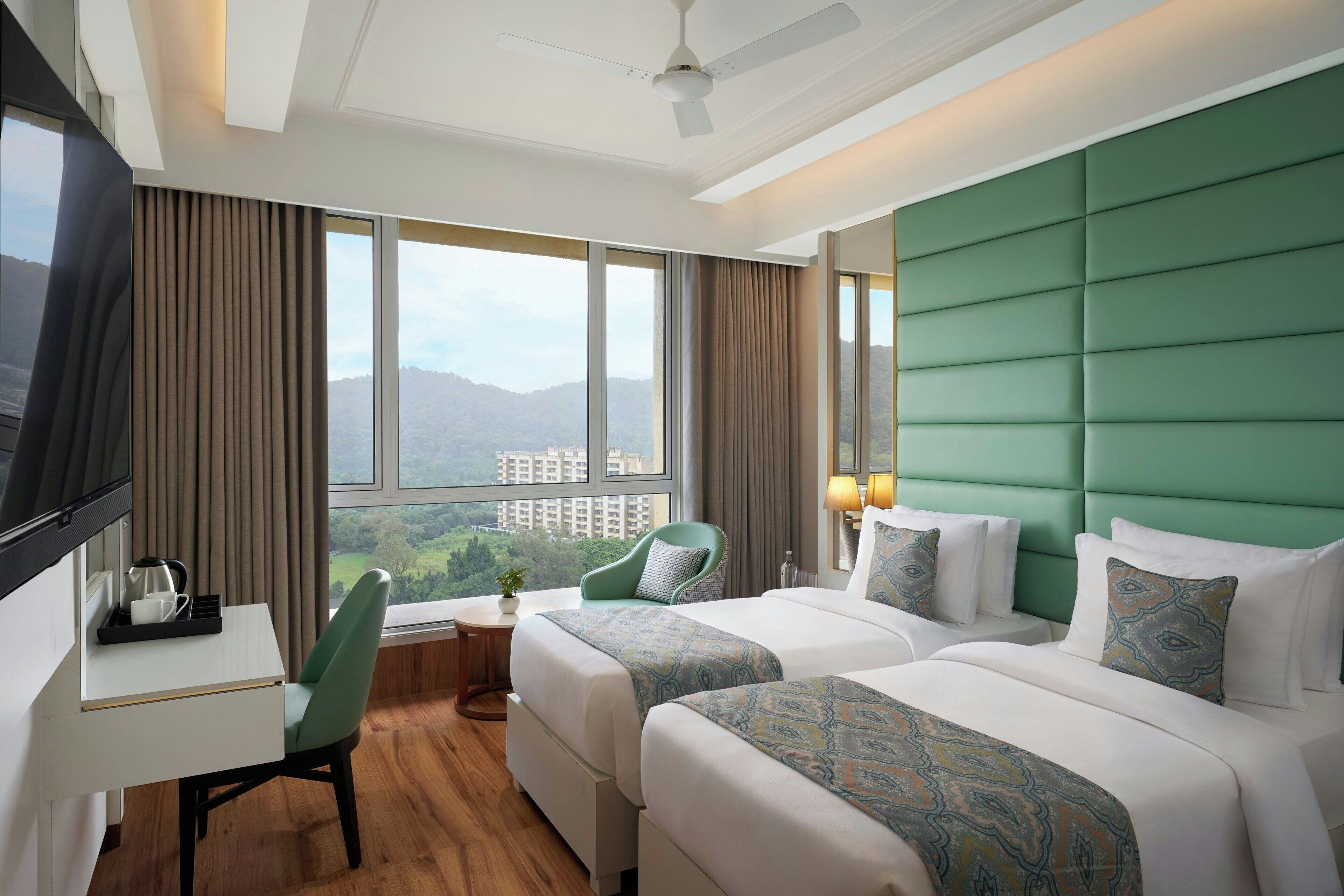 Kamar, 2 Tempat Tidur Twin, pemandangan kota | Brankas, setrika/meja setrika, dan Wi-Fi gratis