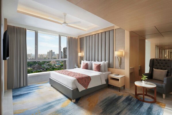 Classic Suite, 1 King Bed, City View