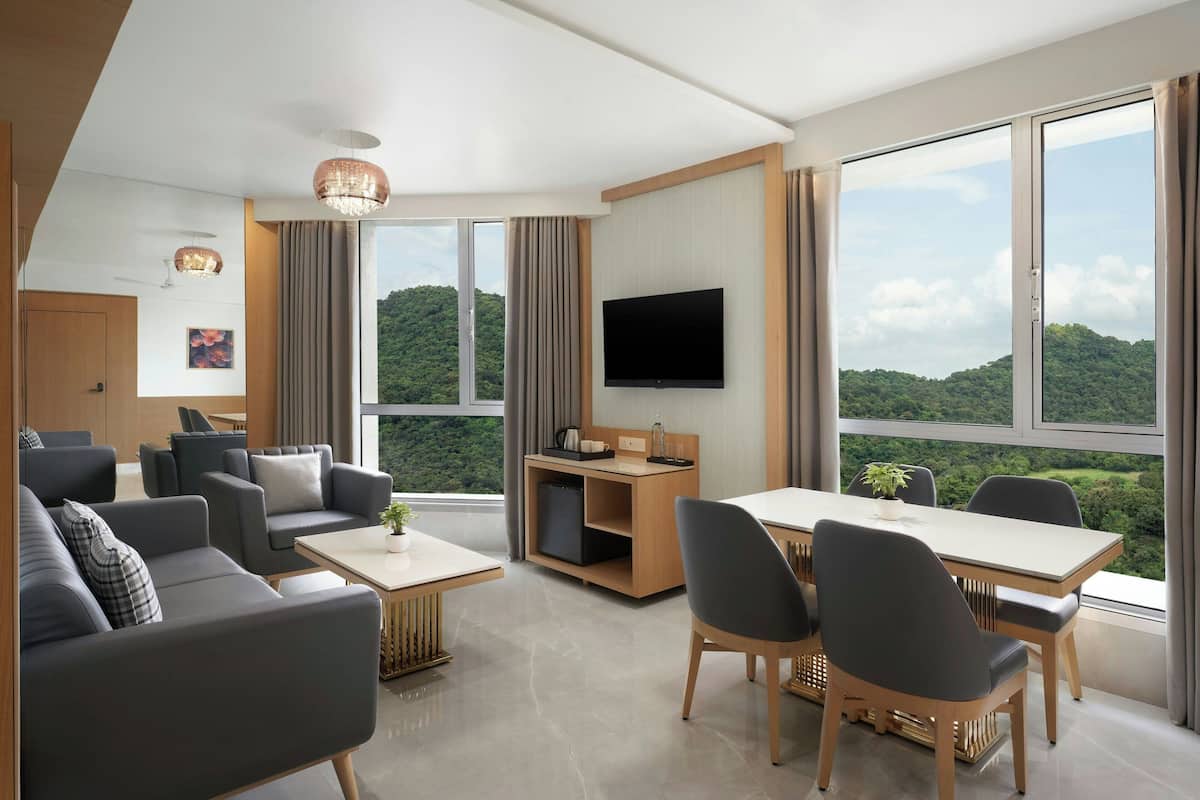 Classic Suite, 1 King Bed, City View | Living room