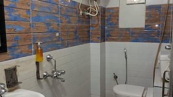 Premium Room | Bathroom | Shower, hair dryer, slippers, towels