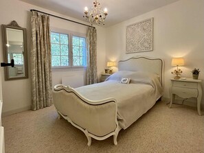 4 quartos, cofres nos quartos, escrivaninha