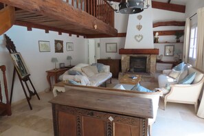 Kamin, Tischtennisplatte, Bücher, Arbeitsbereiche