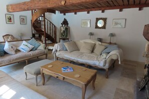 Lareira, mesa de pingue-pongue, livros, escritórios