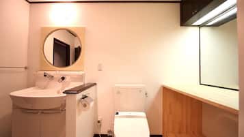Apartemen | Kamar mandi | Kombinasi shower/bathtub, pengering rambut, handuk, dan sampo