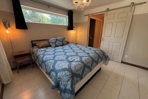 6 bedrooms, desk, iron/ironing board, travel cot