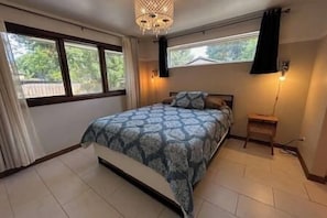 6 habitaciones, escritorio y tabla de planchar con plancha 