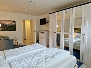 3 bedrooms, travel crib, free WiFi - The beach so close! Vacation apartment "Moin Moin 2"...stylish maisonette apartment! (Dahme)