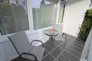 Outdoor dining - The beach so close! Vacation apartment "Moin Moin 2"...stylish maisonette apartment! (Dahme)