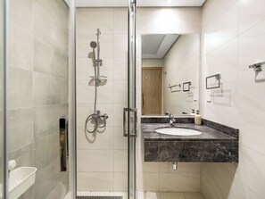 Towels, shampoo, toilet paper - Luxury 2BR near Burj Khalifa with Rooftop Pool, City & Canal Views, Free Parking (Dubai)