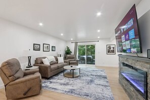 Smart-TV, Kamin, Videospiele, Tischfußball