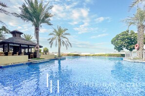 Outdoor pool - LUX The Palm Island Shoreline Suite (Dubai)