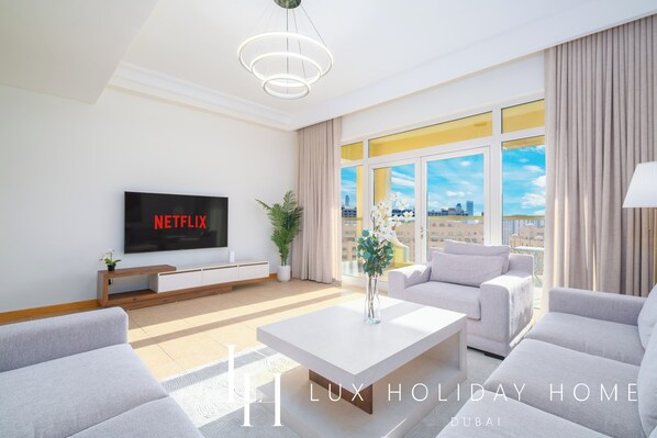 Appartement, balcon, vue sur la ville | Aire de séjour | Téléviseur à écran plat