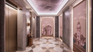 Un pasillo con suelo a cuadros, paredes de mármol y un mural de un edificio histórico.