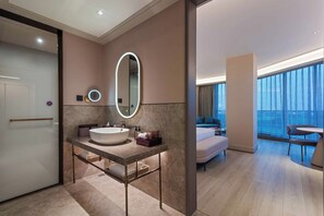 Executive Room, 1 King Bed | Bathroom